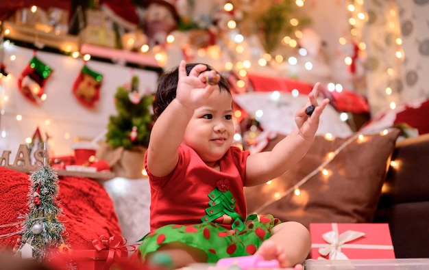 Família comemora no Natal e feliz ano novo em casa. Estilo de vida de mãe e filho no feriado de final de ano.