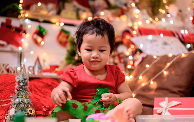 Família comemora no Natal e feliz ano novo em casa. Estilo de vida de mãe e filho no feriado de final de ano.