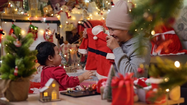 Família comemora no Natal e feliz ano novo em casa. Estilo de vida de mãe e filho no feriado de final de ano.