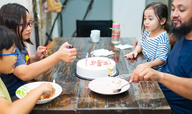 Foto família comemorando aniversário em casa