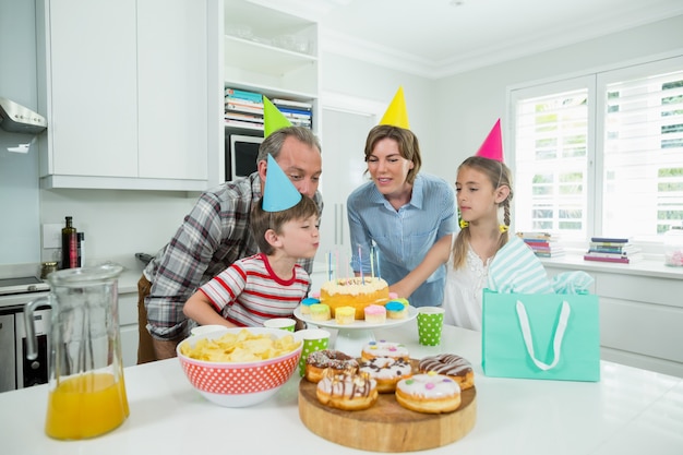 Família comemorando o aniversário do filho na cozinha