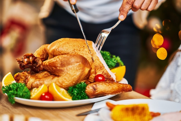 Foto família comemorando o dia de ação de graças. concentre-se na mesa e dishe