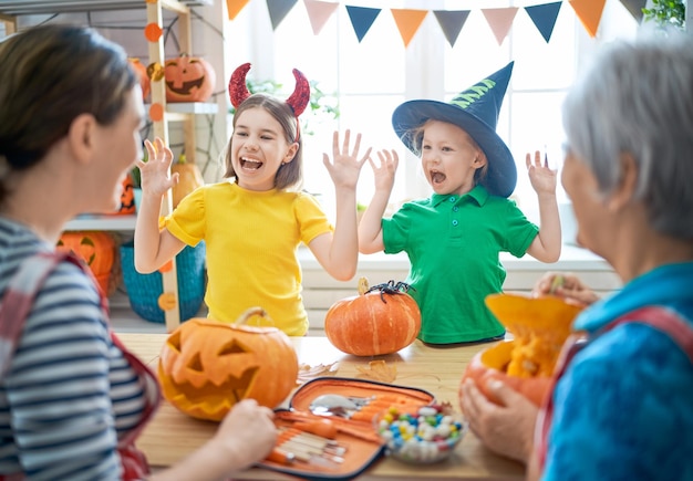 Família comemorando o Halloween