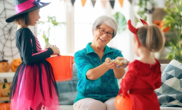 Família comemorando o Halloween