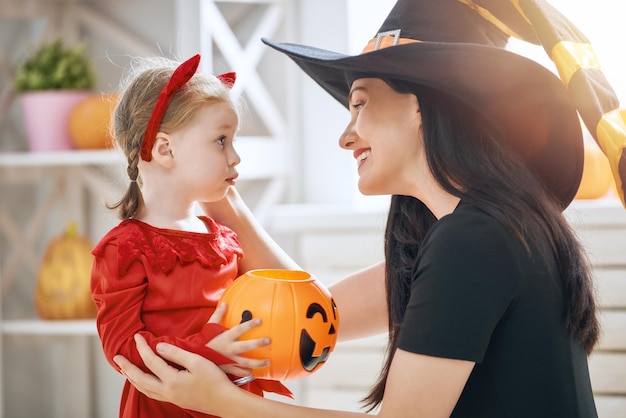 Família comemorando o Halloween