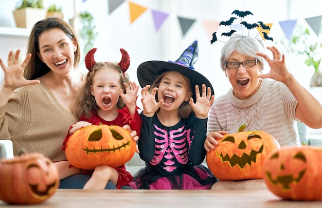 Família comemorando o Halloween