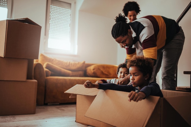 Família comemorando sua mudança para uma nova casa