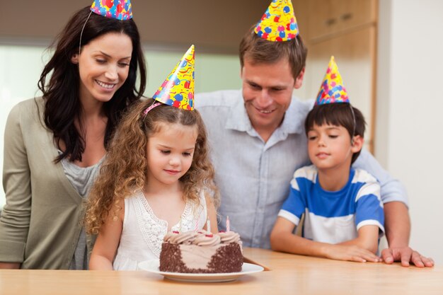 Família comemorando um aniversário