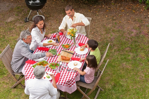 Família comendo fora no jardim