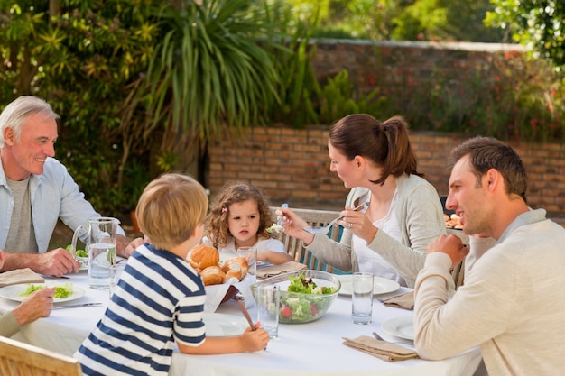 Família comendo no jardim