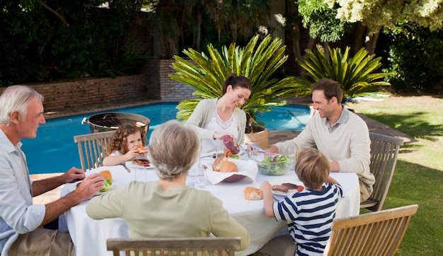 Família comendo no jardim