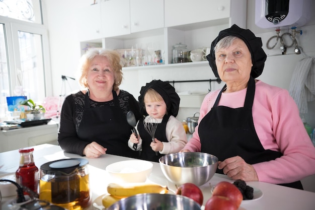 Família comendo panquecas e bebendo chá na cozinha