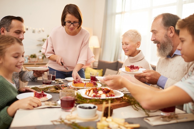 Família comendo torta doce