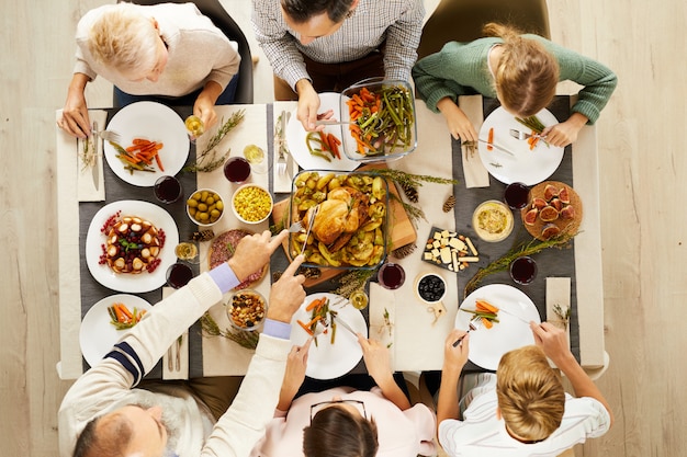 Familia comiendo carne con verduras