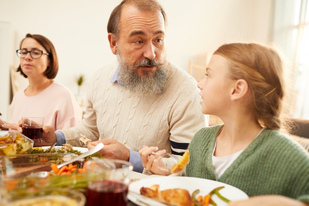 Familia comiendo en casa