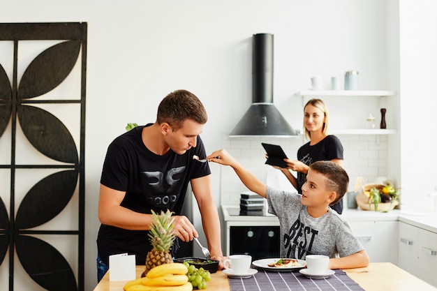 Familia comiendo comida entregada