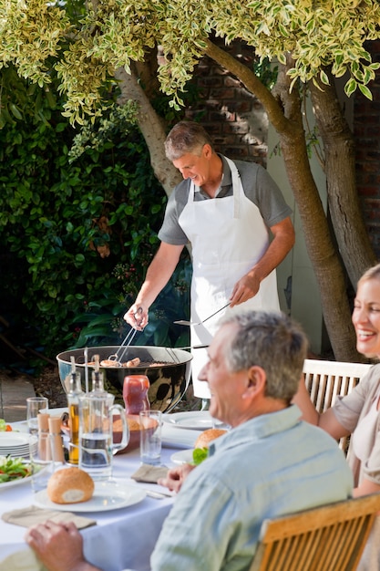 Familia comiendo en el jardín