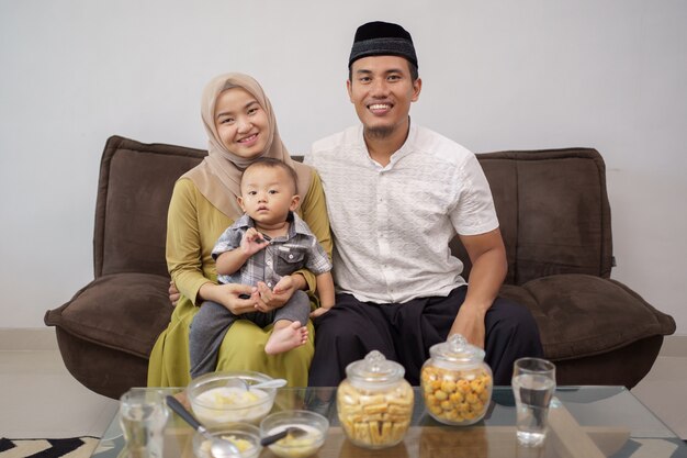 Familia comiendo merienda en hari raya o eid mubarak