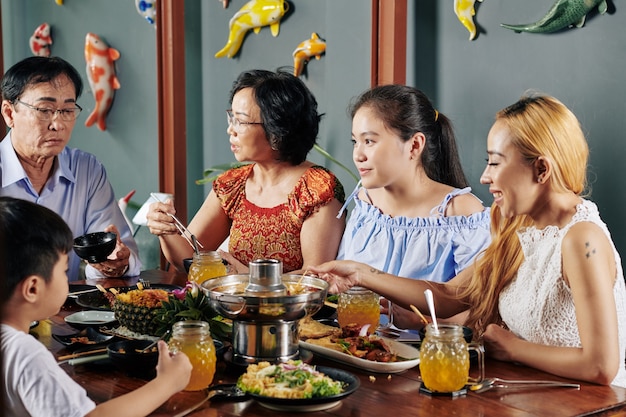 Familia comiendo platos tradicionales