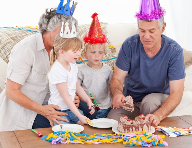 Familia comiendo la tarta de cumpleaños juntos