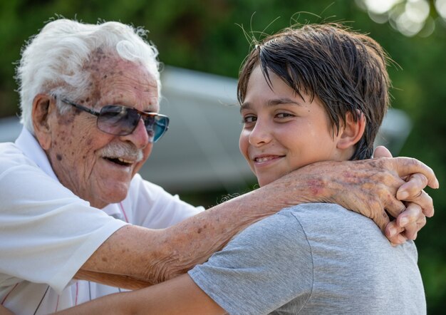 Foto família composta por membros de 4 gerações. avós, netos e bisnetos