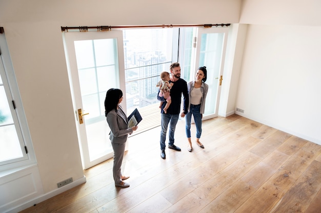 Familia comprando casa nueva