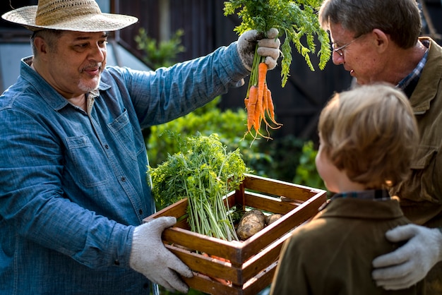 Familia comprando vegetales frescos del jardín