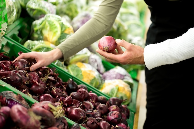 Familia comprando verduras en un supermercado