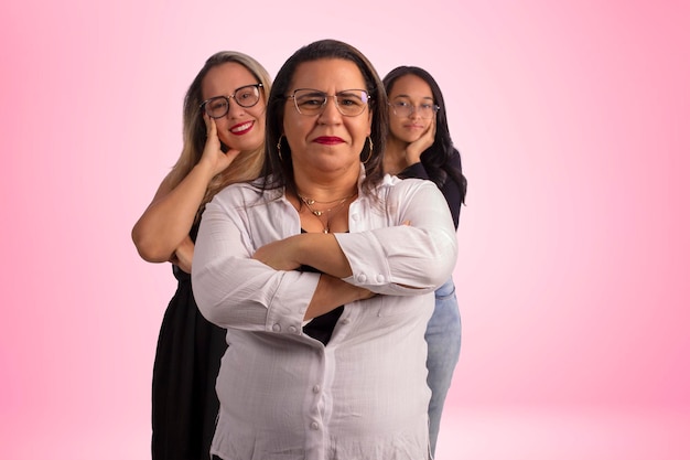 Familia compuesta por 3 mujeres un adolescente un adulto y un senior en fotos de estudio