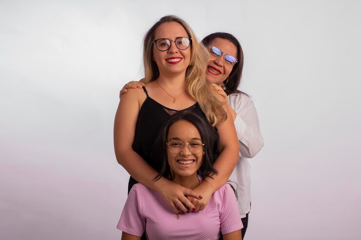 Foto familia compuesta por 3 mujeres un adolescente un adulto y un senior en fotos de estudio