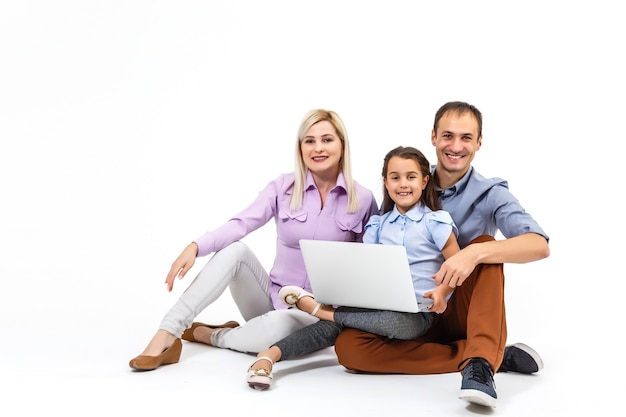 familia, con, computador portatil, encima, fondo blanco