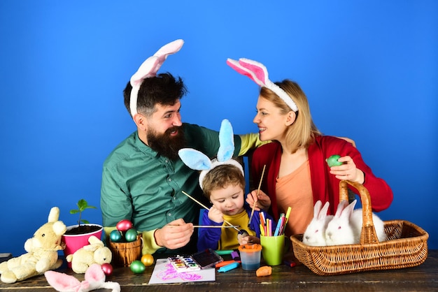 Familia de conejos felices pascuas