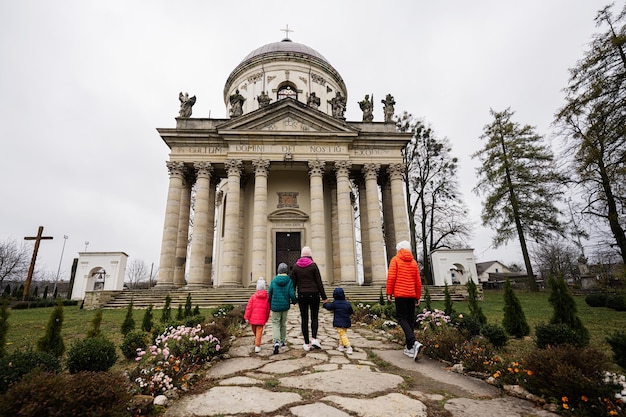 Foto família contra a igreja católica romana barroca em pidhirtsi lviv oblast ucrânia