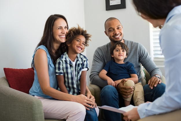 Foto família conversando com conselheiro