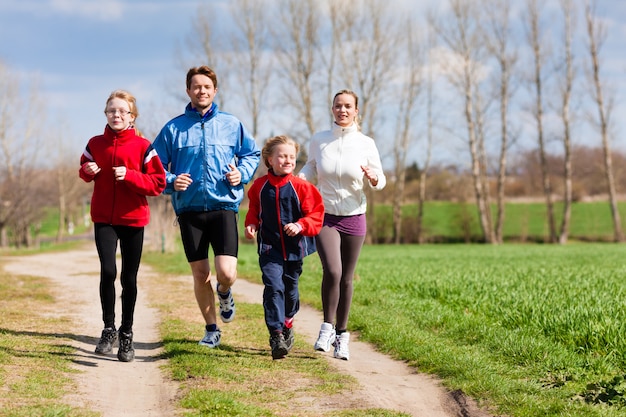 Foto la familia corre al aire libre