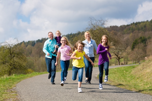 La familia corre al aire libre