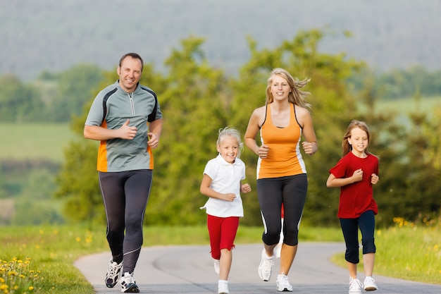 Familia corriendo por deporte al aire libre