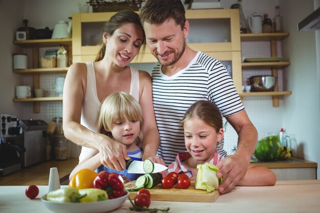 Familia cortando verduras en la cocina