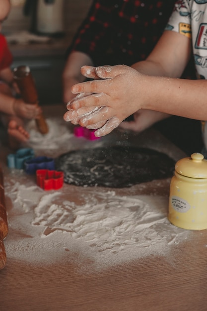 Foto família cozinhando biscoitos de natal