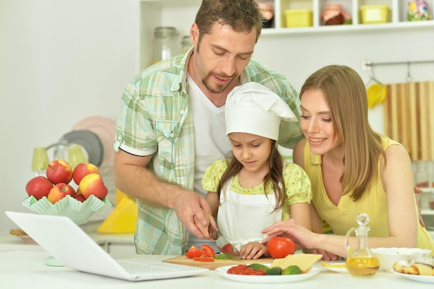 Família cozinhando juntos na mesa da cozinha