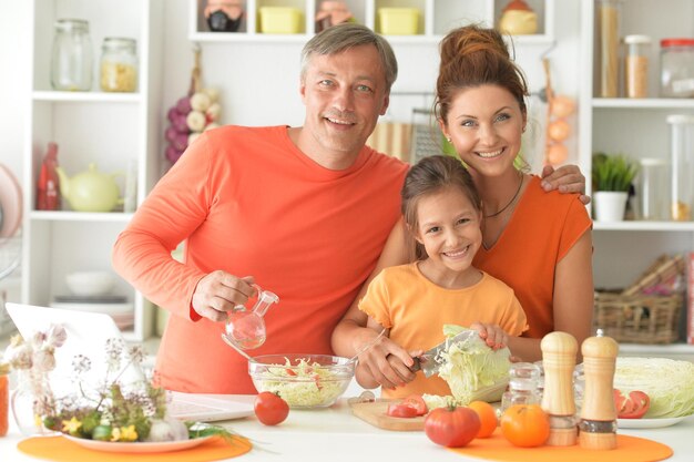 Família cozinhando juntos na mesa da cozinha