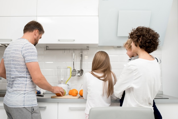 Família cozinhando juntos