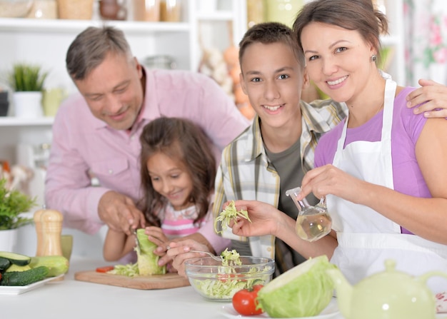 Foto família cozinhando na cozinha