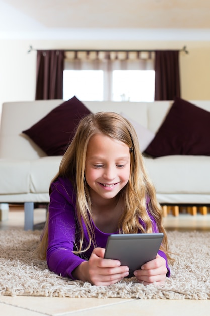 Família - criança lendo um e-book