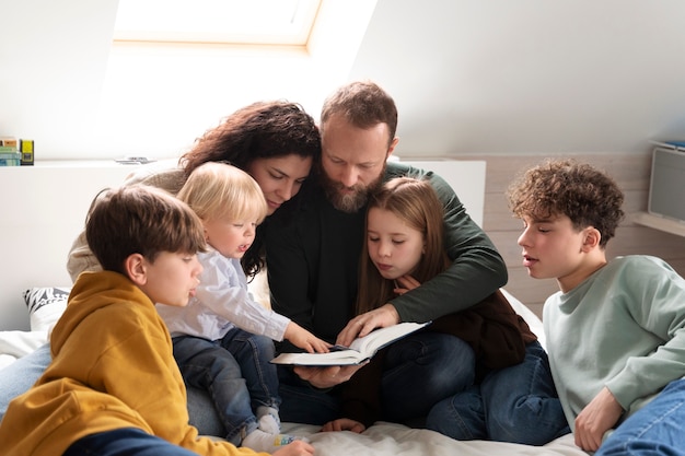 Familia cristiana orando juntos