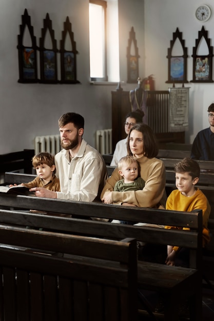 Familia cristiana de tiro medio en la iglesia.