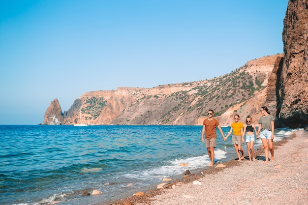 Familia de cuatro divirtiéndose juntos en la playa