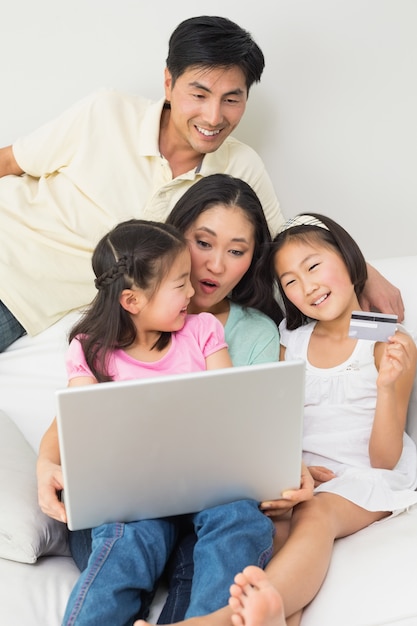 Familia de cuatro haciendo compras en línea