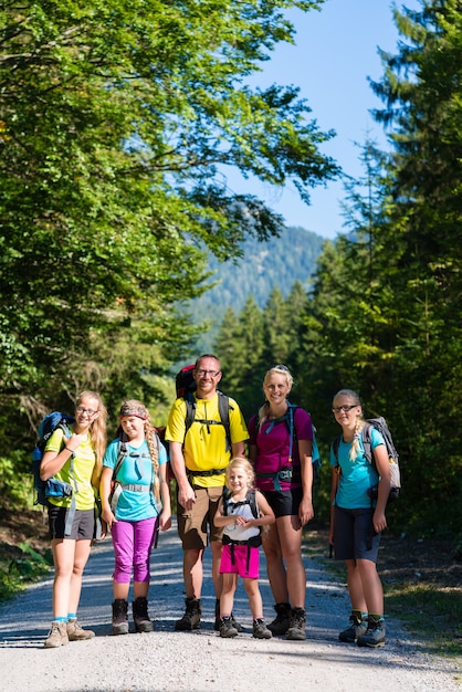 Familia con cuatro hijos en la montaña.