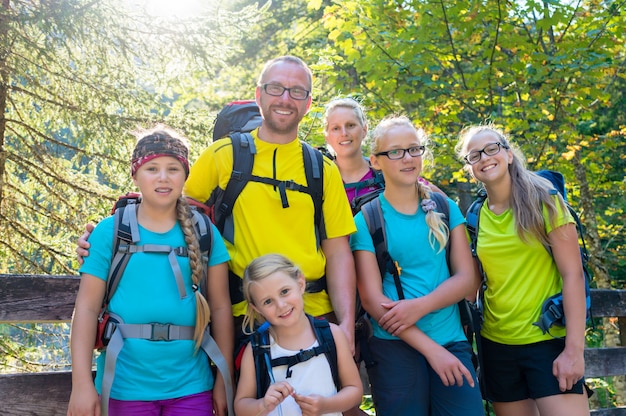 Familia con cuatro hijos en la montaña.